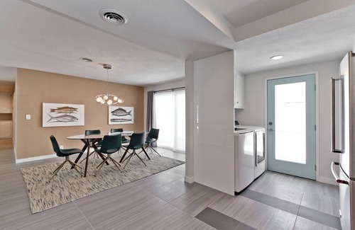 Winchester House | 4bd, Charming Mid-Century Home! 1.4mi to Convention Center, Mins to Strip! POOL!