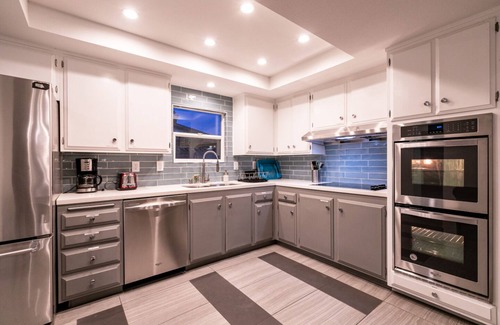 Winchester House | 4bd, Charming Mid-Century Home! 1.4mi to Convention Center, Mins to Strip! POOL!