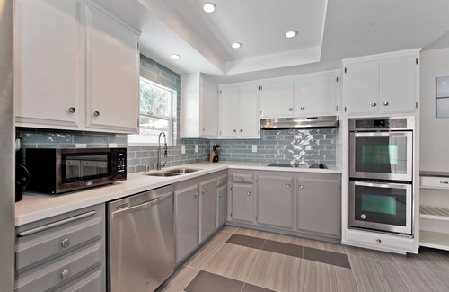 Winchester House | 4bd, Charming Mid-Century Home! 1.4mi to Convention Center, Mins to Strip! POOL!