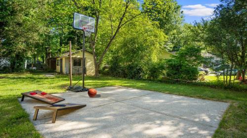 Charlotte House | 4bd Contemporary Home with BBQ, Game Room