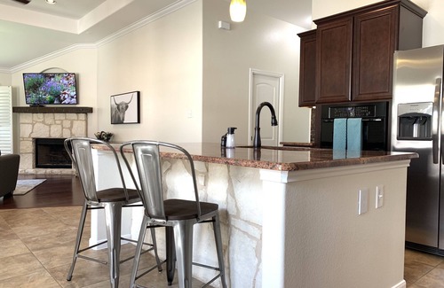 Forest Creek House | 4BD House w/Private Pool. Near Golf Course, Waterparks & Dell Diamond!