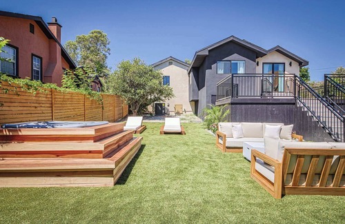 Los Feliz House | 4BD LA Villa with Jacuzzi, Sauna, and Outdoor Blis