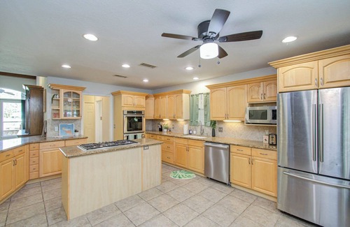 Conroe House | 4BD - Pool & Movie Theater - Lake Conroe Nearby