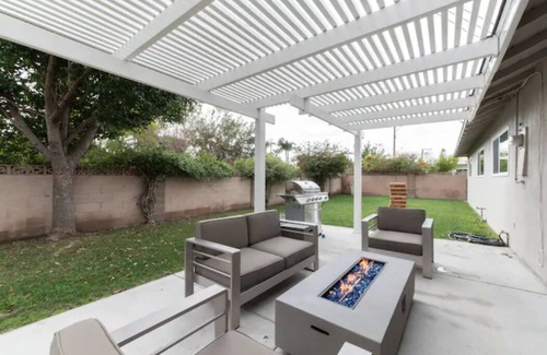 Orange House | 4BD REMODELED HOUSE, FIREPIT, GAMEROOM, CLEAN!
