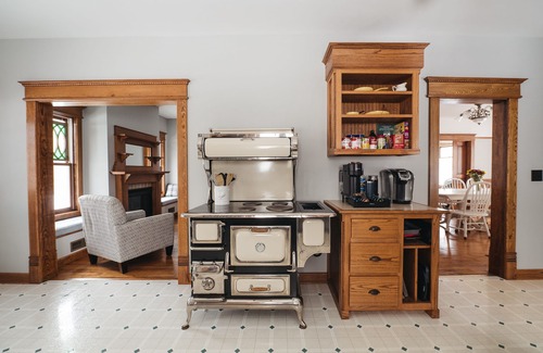 Williamsburg House | 4BDR Broomhead Farmhouse Main House