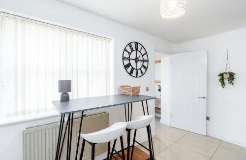Doncaster House | 4BDR house,8 guests, Contractor Stays , Holiday home, Free Parking, Reliable WiFi, Worksite and Amenities Nearby!