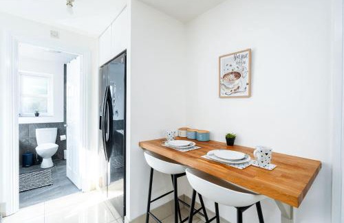 Doncaster House | 4BDR house,8 guests, Contractor Stays , Holiday home, Free Parking, Reliable WiFi, Worksite and Amenities Nearby!