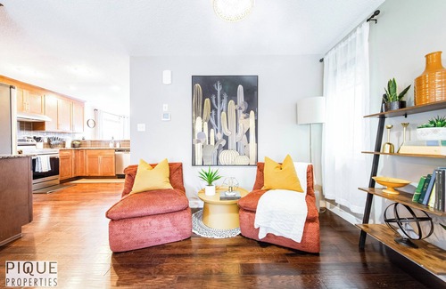 Southeast Edmonton House | 4BDRM Chic Home - King Bed - BBQ - Garage - WiFi