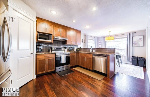 Southeast Edmonton House | 4BDRM Chic Home - King Bed - BBQ - Garage - WiFi