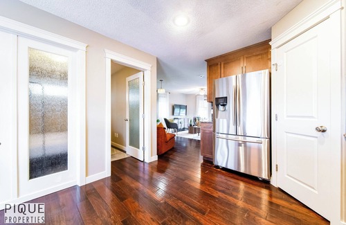 Southeast Edmonton House | 4BDRM Chic Home - King Bed - BBQ - Garage - WiFi