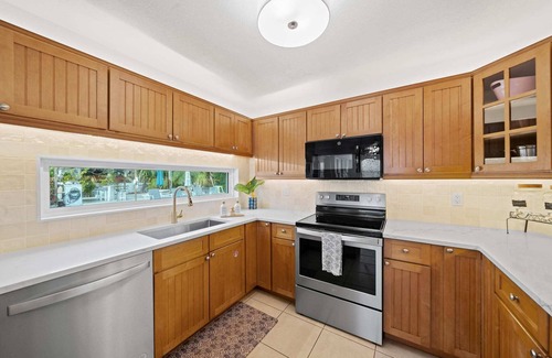 Cocoa Beach House | 4Bed/3Bath Heated Pool w/Tiki Bar, Steps to Beach!