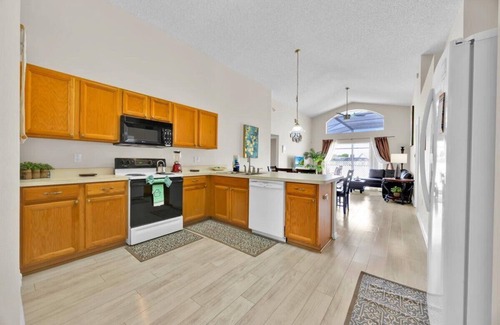 Westridge House | 4Bed 3Bath Private Pool Sunrise Retreat