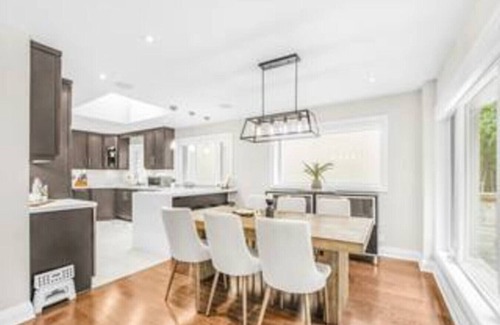 North York House | 4Bed Modern Home W/WiFi + Parking + Ellerslie Park