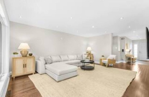 North York House | 4Bed Modern Home W/WiFi + Parking + Ellerslie Park