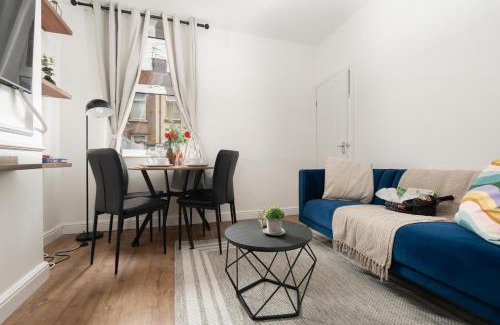 Liverpool Apartment | 4BedRoom Home - Near LFC & EFC - Breakfast Available