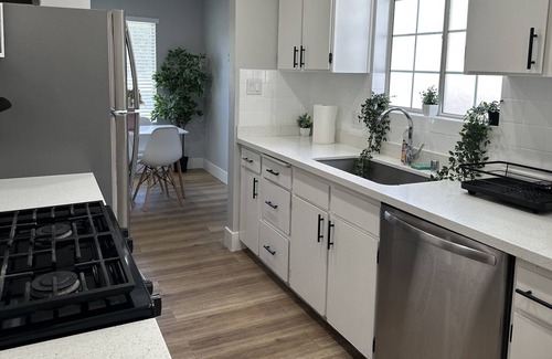 Reseda House | 4Bedrooms - spacious and stylish