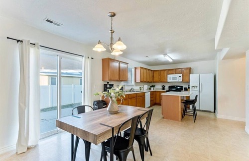 Lehi House | 4BR/2.5B Pet Friendly! 2 Car Garage near Utah Lake!