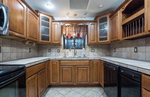 Las Cruces House | 4BR/2.5BA w/Fully operational Hot tub - Near NMSU