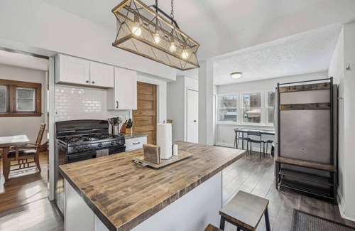 Merriam Park House | 4BR/2BA Home in Charming St. Paul - Sleeps 10!