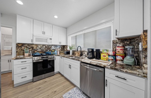 El Cajon House | 4BR/2Bth Hot Tub, King Bed, 80" TV, Gated Yard, Ranch