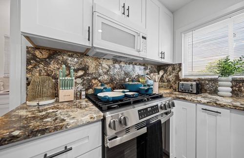 El Cajon House | 4BR/2Bth Hot Tub, King Bed, 80" TV, Gated Yard, Ranch
