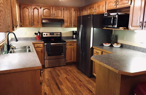Blue Ridge Cabin | 4BR & 3.5BA Cabin near Toccoa River with Hot Tub and Game Room!