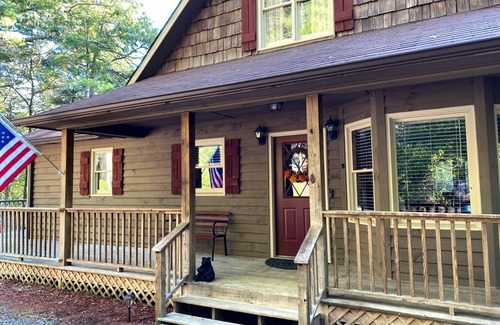 Blue Ridge Cabin | 4BR & 3.5BA Cabin near Toccoa River with Hot Tub and Game Room!