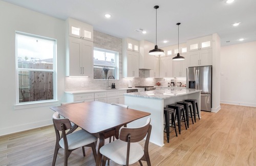 North Houston House | 4BR/3.5BA Home 2Kings 2Queens 2500sf WD Sound System 10min>DT