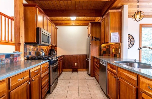 Stratton Mountain Ski Chalet | 4BR/3BA Smart Home w/Hot Tub, Mountain View Ski Chalet 3 minutes to Stratton