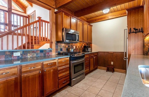 Stratton Mountain Ski Chalet | 4BR/3BA Smart Home w/Hot Tub, Mountain View Ski Chalet 3 minutes to Stratton