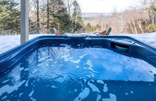 Stratton Mountain Ski Chalet | 4BR/3BA Smart Home w/Hot Tub, Mountain View Ski Chalet 3 minutes to Stratton