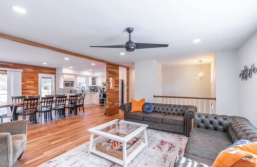 Lexington House | 4BR 3bath 9 beds! Pool, hot tub, movie room, basketball court, oasis in LEX