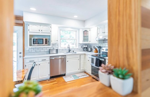 Lexington House | 4BR 3bath 9 beds! Pool, hot tub, movie room, basketball court, oasis in LEX