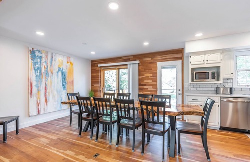 Lexington House | 4BR 3bath 9 beds! Pool, hot tub, movie room, basketball court, oasis in LEX