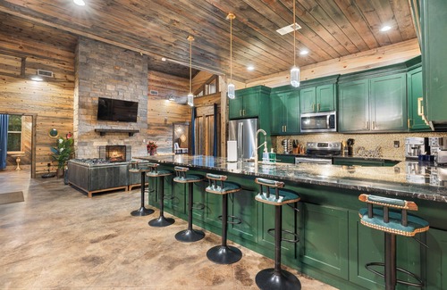 Golden Cabin | 4BR Amenity Packed! Pool Table, Playset, Putt Putt