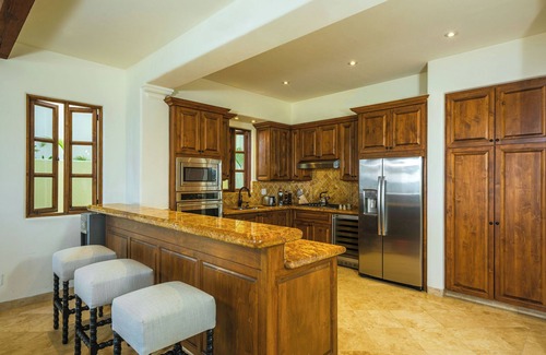 Buzzards Villa | 4BR Beachfront Family Villa & Beach Club!