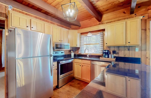 Swanton Ski Chalet | 4BR charming cabin with firepit and lake access