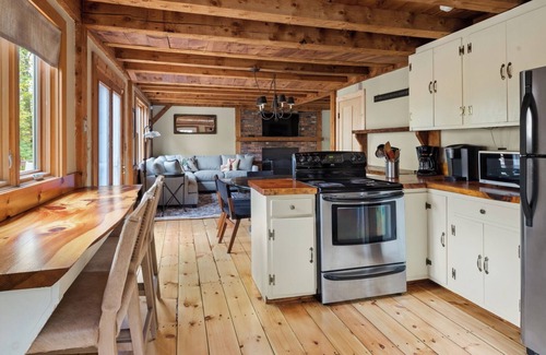 Moscow House | 4BR Classic Vermont Cabin w/Fireplace, A/C, & Grill — 10 min to Stowe Village