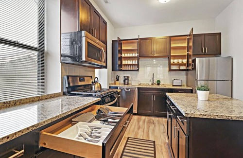 Pulaski Park Apartment | 4BR Classy & Radiant Apt in Wicker Park