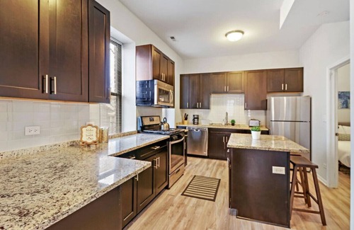 Pulaski Park Apartment | 4BR Classy & Radiant Apt in Wicker Park