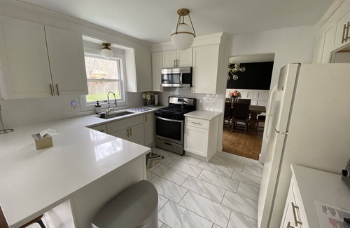 Rochester House | 4BR Colonial Home Executive or Family Rental