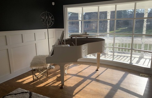 Rochester House | 4BR Colonial Home Executive or Family Rental