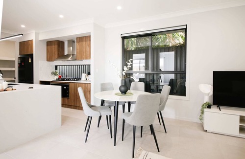 Rochedale House | 🌟4BR Designer Home | 5★Luxury, FamilySafe | CBD+Airport Proximit