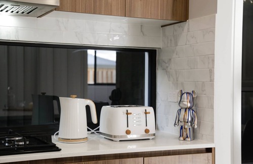 Rochedale House | 🌟4BR Designer Home | 5★Luxury, FamilySafe | CBD+Airport Proximit