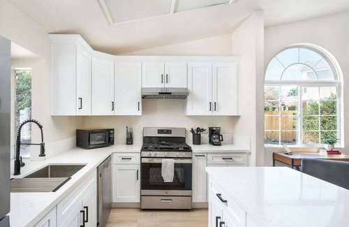 Riverside House | 4BR Family Home | Large Yard, Parking, Remodeled