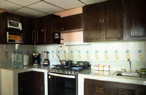 Managua House | 4BR Family Safe Friendly Home w/Large Yard, WiFi & AC