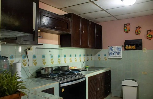 Managua House | 4BR Family Safe Friendly Home w/Large Yard, WiFi & AC