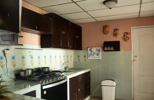 Managua House | 4BR Family Safe Friendly Home w/Large Yard, WiFi & AC