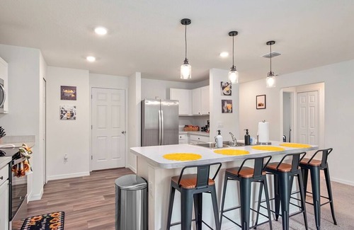 Ocala House | 4BR for Long Stays - Kitchen + Workspace + WiFi