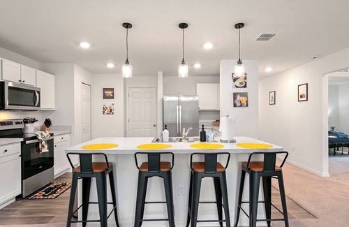Ocala House | 4BR for Long Stays - Kitchen + Workspace + WiFi